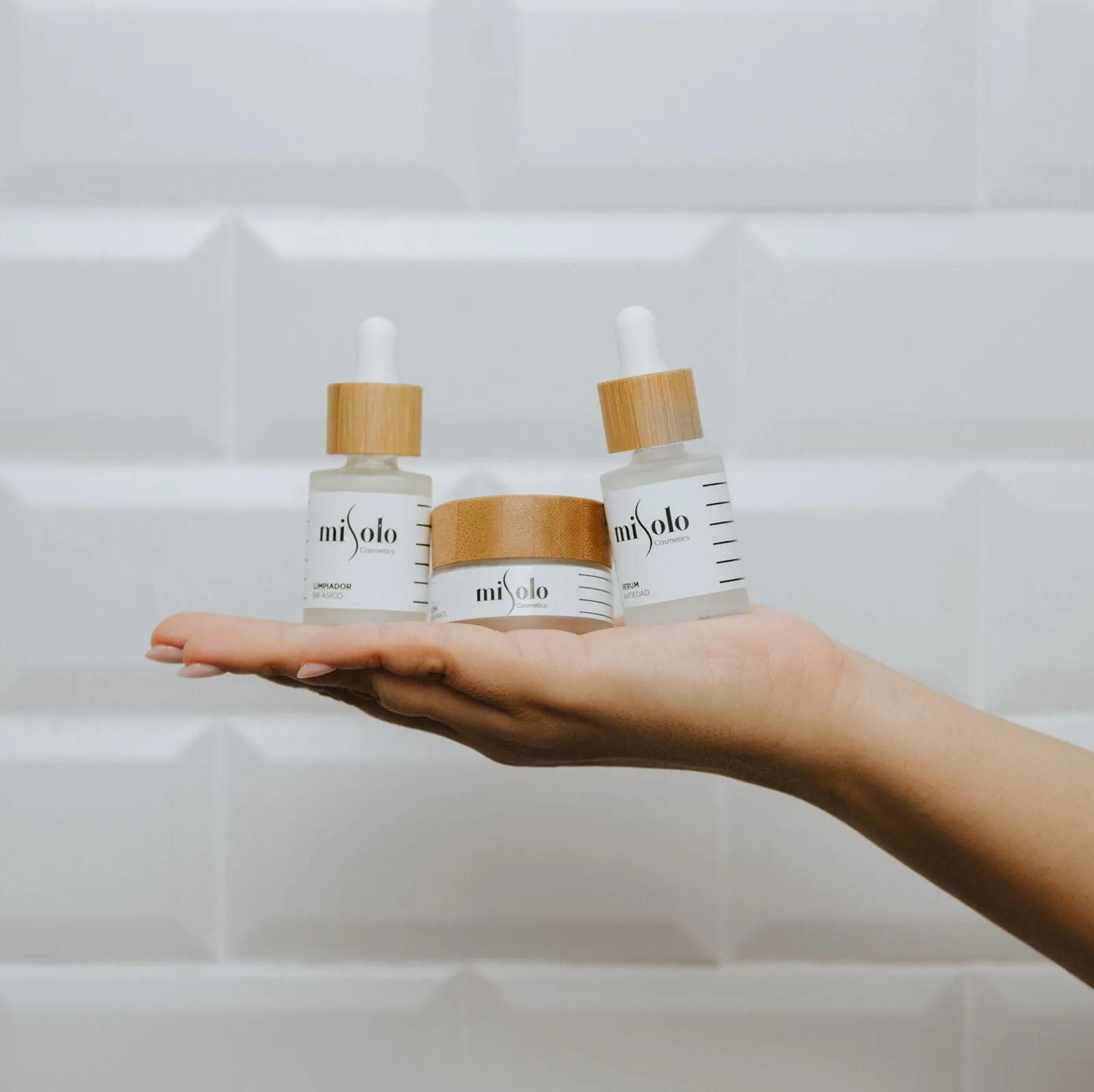 Sérum cosmétique pour le soin du visage, présentation épurée