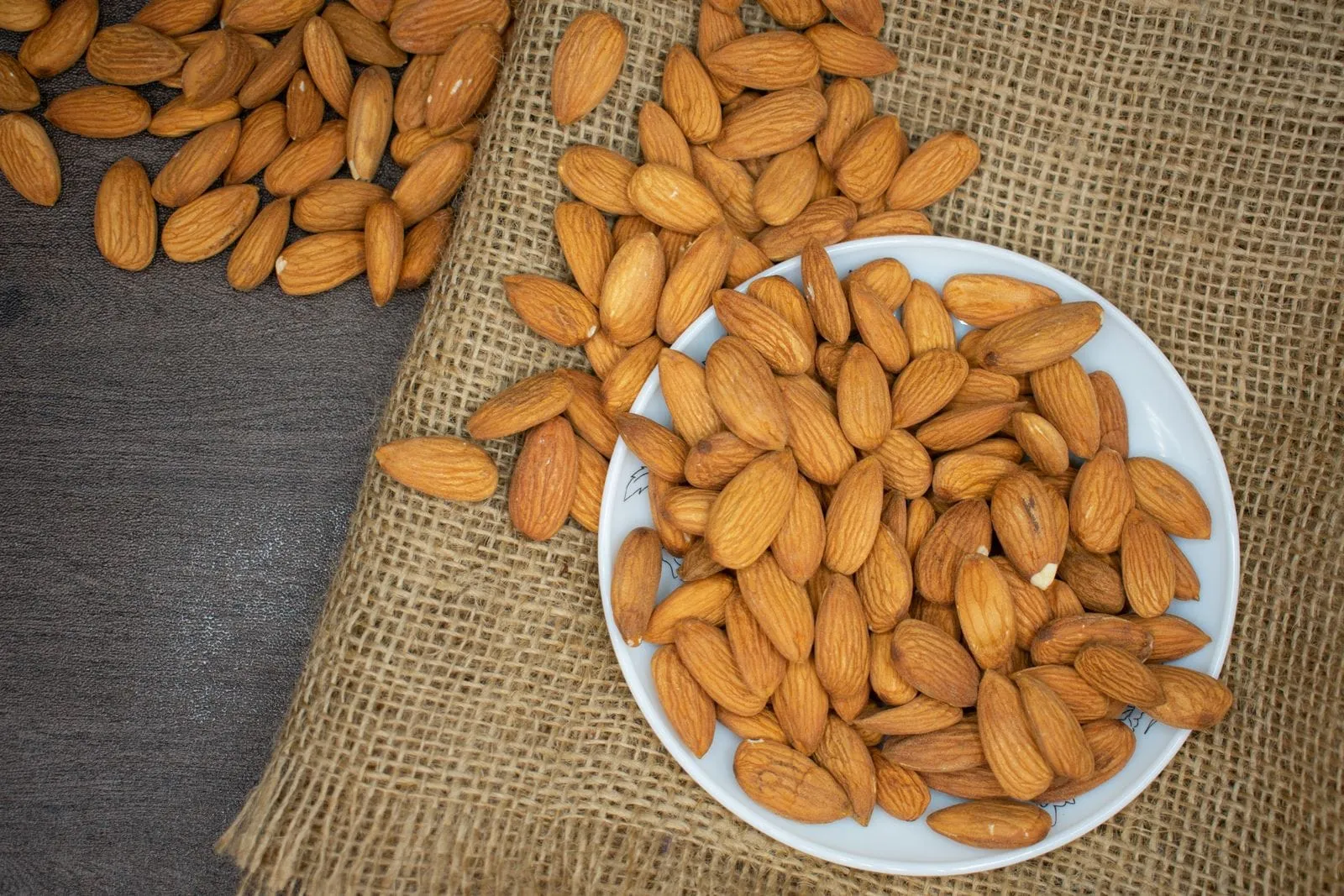 Amandes et fruits à coque, sources naturelles de magnésium, sur une table en bois