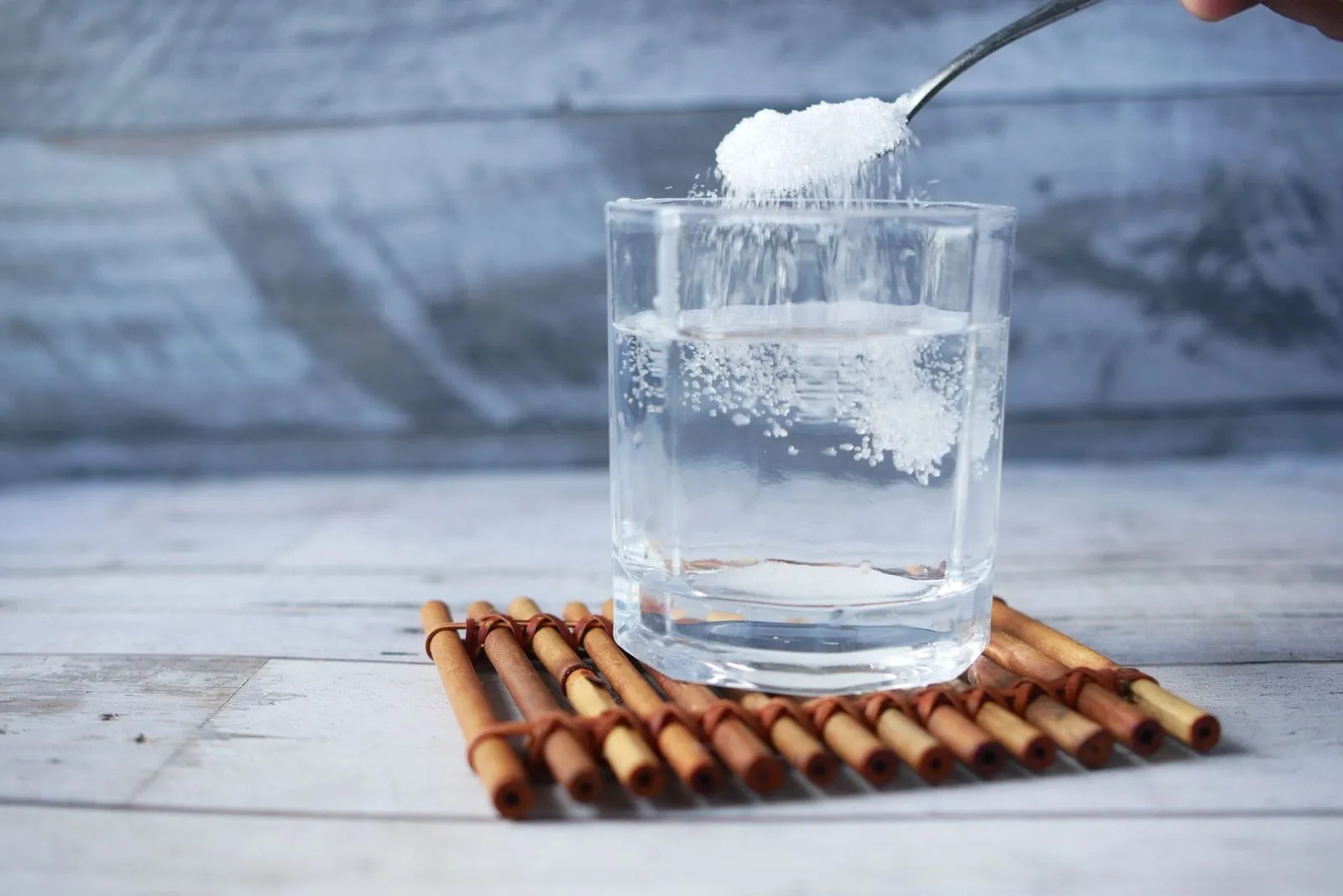 Poudre de collagène versée dans un verre d'eau