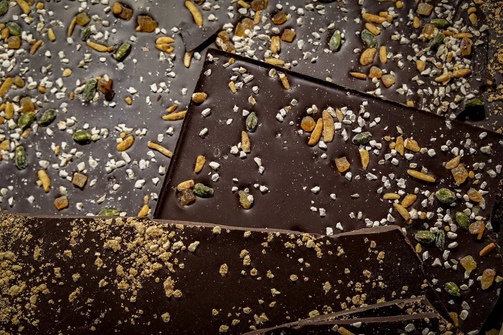Chocolat noir, graines et oléagineux riches en magnésium, vus de dessus
