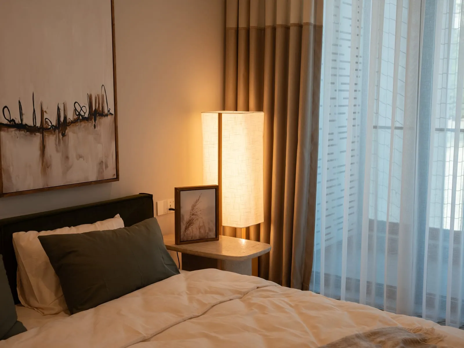 Chambre calme baignée d'une lumière douce, propice au sommeil