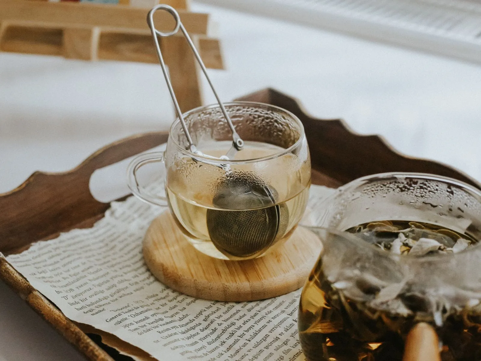 Tasse de tisane apaisante posée dans une ambiance douce de soirée