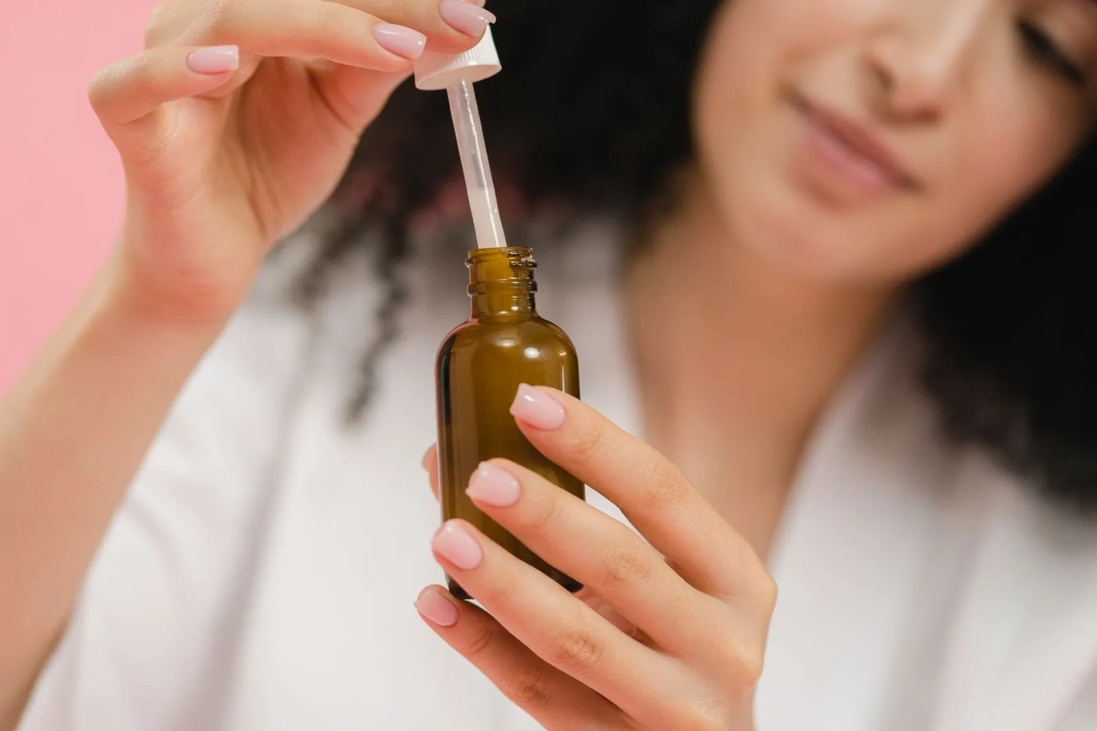Flacon de sérum cosmétique avec pipette pour le soin de la peau